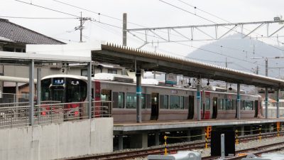 可部線・あき亀山駅に停車中の227系電車（2両編成）